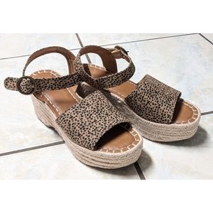 Universal Thread Platform Sandals